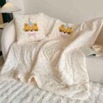 Pilotă pentru copii 2 în 1, 100% Bumbac, Transformabilă în Pernă – 150 x 200 cm, Crem cu Roz, Model Pisicuță