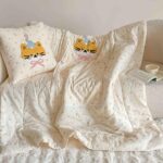 Pilotă pentru copii și bebeluși 2 în 1, 100% Bumbac, Transformabilă în Pernă – 100 x 145 cm,  model Pisicuță, Crem cu Roz - imagine 3