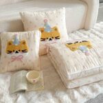 Pilotă pentru copii și bebeluși 2 în 1, 100% Bumbac, Transformabilă în Pernă – 100 x 145 cm,  model Pisicuță, Crem cu Roz - imagine 5