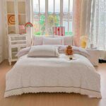 Lenjerie pat dublu  - bumbac 100 % , 4 piese, Cearceaf cu elastic , Roz Pudrat cu Imprimeu Delicat si Dantela