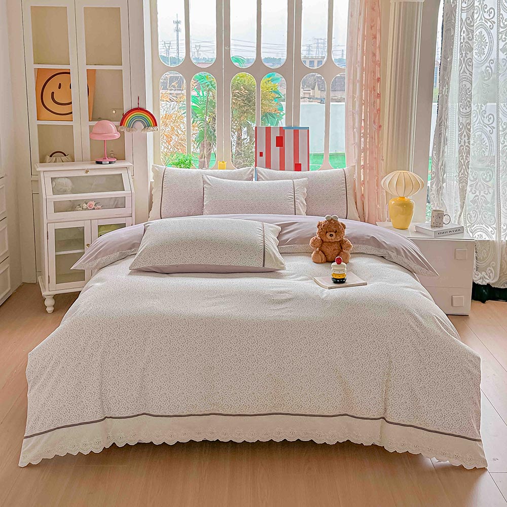 10.1-2.jpg Lenjerie pat dublu - bumbac 100 % , 4 piese, Cearceaf cu elastic , Roz Pudrat cu Imprimeu Delicat si Dantela - imagine 1