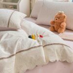 Lenjerie pat dublu  - bumbac 100 % , 4 piese, Cearceaf cu elastic , Roz Pudrat cu Imprimeu Delicat si Dantela - imagine 4