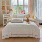 Lenjerie pat dublu  - bumbac 100 % , 4 piese, Cearceaf cu elastic , Bej cu Imprimeu Floral Delicat si Dantela