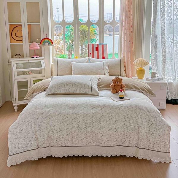 Lenjerie pat dublu  - bumbac 100 % , 4 piese, Cearceaf cu elastic , Bej cu Imprimeu Floral Delicat si Dantela