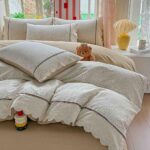 Lenjerie pat dublu  - bumbac 100 % , 4 piese, Cearceaf cu elastic , Bej cu Imprimeu Floral Delicat si Dantela - imagine 3