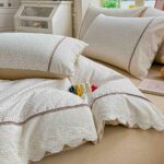 Lenjerie pat dublu  - bumbac 100 % , 4 piese, Cearceaf cu elastic , Bej cu Imprimeu Floral Delicat si Dantela - imagine 4