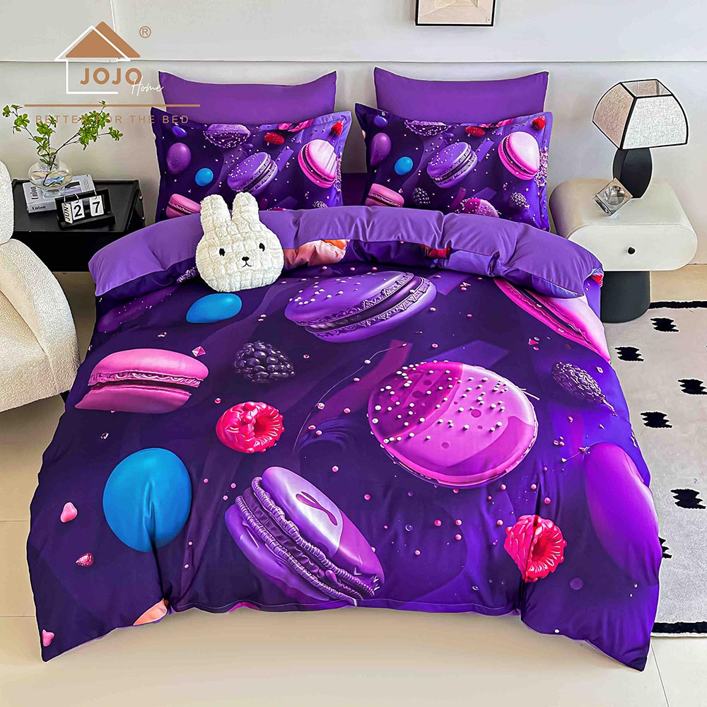 12.1-1.jpg Lenjerie de pat dublu , Tesatura tip Finet, 6 piese , Imprimeu 5D Mov și Roz cu Macarons și Fructe de Pădure - imagine 1