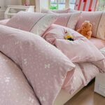 Lenjerie pat dublu  - bumbac 100 % , 4 piese, Cearceaf cu elastic , Roz Pudra cu Imprimeu Floral si Fundite si Dantela - imagine 2
