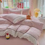Lenjerie pat dublu  - bumbac 100 % , 4 piese, Cearceaf cu elastic , Roz Pudra cu Imprimeu Floral si Fundite si Dantela - imagine 3