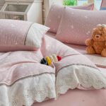 Lenjerie pat dublu  - bumbac 100 % , 4 piese, Cearceaf cu elastic , Roz Pudra cu Imprimeu Floral si Fundite si Dantela - imagine 4