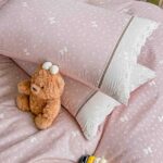 Lenjerie pat dublu  - bumbac 100 % , 4 piese, Cearceaf cu elastic , Roz Pudra cu Imprimeu Floral si Fundite si Dantela - imagine 5