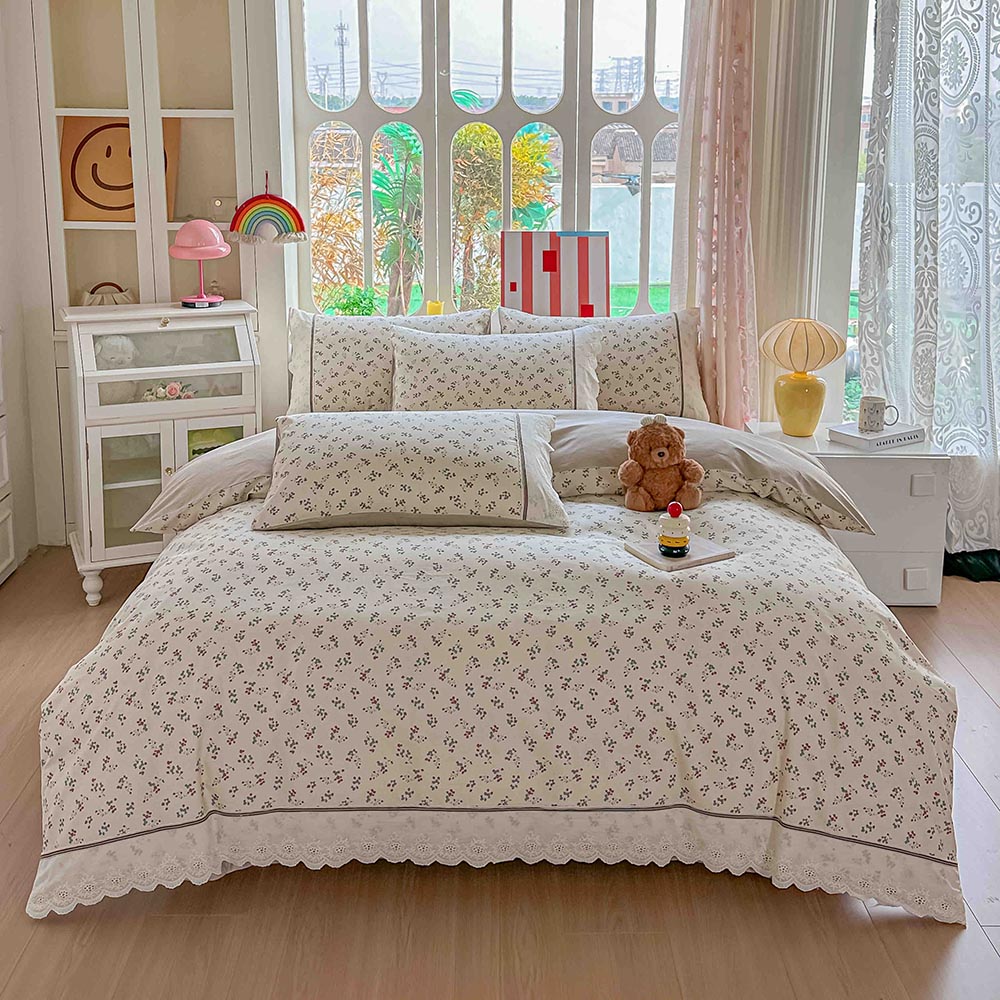 13.1-2.jpg Lenjerie pat dublu - bumbac 100 % , 4 piese, Cearceaf cu elastic , Crem cu Imprimeu Floral si Dantela - imagine 1