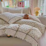 Lenjerie pat dublu  - bumbac 100 % , 4 piese, Cearceaf cu elastic , Crem cu Imprimeu Floral  si Dantela - imagine 2