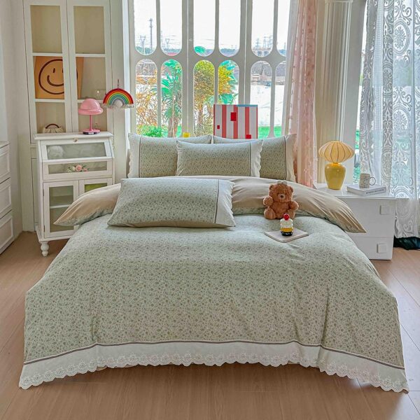 Lenjerie pat dublu  - bumbac 100 % , 4 piese, Cearceaf cu elastic , Verde Salvie cu Flori Bej si Dantela