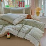 Lenjerie pat dublu  - bumbac 100 % , 4 piese, Cearceaf cu elastic , Verde Salvie cu Flori Bej si Dantela - imagine 3