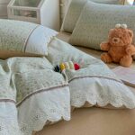 Lenjerie pat dublu  - bumbac 100 % , 4 piese, Cearceaf cu elastic , Verde Salvie cu Flori Bej si Dantela - imagine 4