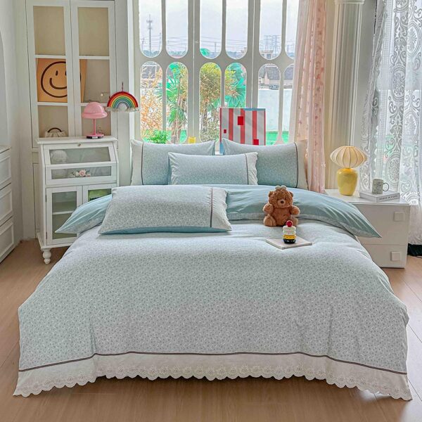 Lenjerie pat dublu  - bumbac 100 % , 4 piese, Cearceaf cu elastic ,  Bleu cu Flori Albe si Dantela