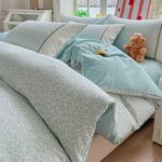Lenjerie pat dublu  - bumbac 100 % , 4 piese, Cearceaf cu elastic ,  Bleu cu Flori Albe si Dantela - imagine 2