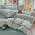 Lenjerie pat dublu  - bumbac 100 % , 4 piese, Cearceaf cu elastic ,  Bleu cu Flori Albe si Dantela - imagine 3