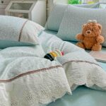 Lenjerie pat dublu  - bumbac 100 % , 4 piese, Cearceaf cu elastic ,  Bleu cu Flori Albe si Dantela - imagine 4