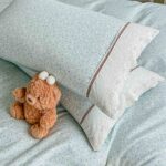 Lenjerie pat dublu  - bumbac 100 % , 4 piese, Cearceaf cu elastic ,  Bleu cu Flori Albe si Dantela - imagine 5