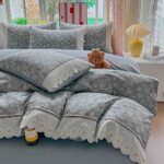 Lenjerie pat dublu  - bumbac 100 % , 4 piese, Cearceaf cu elastic , Gri cu Imprimeu Floral si Dantela - imagine 2