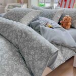 Lenjerie pat dublu  - bumbac 100 % , 4 piese, Cearceaf cu elastic , Gri cu Imprimeu Floral si Dantela - imagine 3