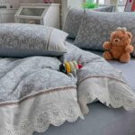 Lenjerie pat dublu  - bumbac 100 % , 4 piese, Cearceaf cu elastic , Gri cu Imprimeu Floral si Dantela - imagine 4
