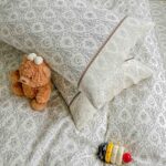 Lenjerie pat dublu  - bumbac 100 % , 4 piese, Cearceaf cu elastic , Gri cu Imprimeu Floral si Dantela - imagine 4