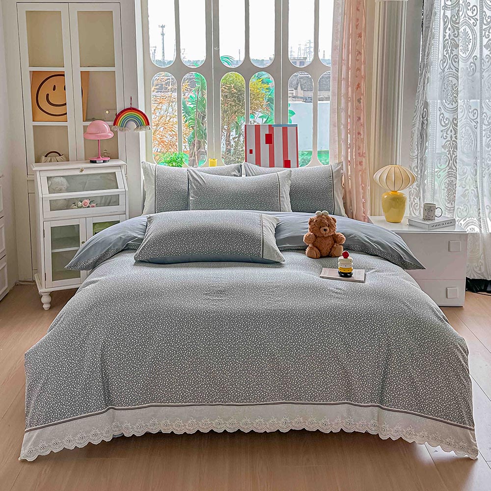 18.1-1-1.jpg Lenjerie pat dublu - bumbac 100 % , 4 piese, Cearceaf cu elastic , Gri cu Imprimeu Floral Marunt si Dantela - imagine 1
