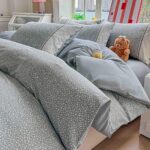 Lenjerie pat dublu  - bumbac 100 % , 4 piese, Cearceaf cu elastic , Gri cu Imprimeu Floral Marunt si Dantela - imagine 2
