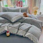 Lenjerie pat dublu  - bumbac 100 % , 4 piese, Cearceaf cu elastic , Gri cu Imprimeu Floral Marunt si Dantela - imagine 3