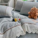 Lenjerie pat dublu  - bumbac 100 % , 4 piese, Cearceaf cu elastic , Gri cu Imprimeu Floral Marunt si Dantela - imagine 4