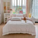 Lenjerie pat dublu  - bumbac 100 % , 4 piese, Cearceaf cu elastic , Roz Pudrat cu Model Paisley si Dantela