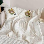 Pilotă pentru copii 2 în 1, 100% Bumbac, Transformabilă în Pernă – 150 x 200 cm, Crem cu Verde, Model Ursuleț