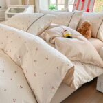 Lenjerie pat dublu  - bumbac 100 % , 4 piese, Cearceaf cu elastic , Crem cu Cirese si Dantela - imagine 3