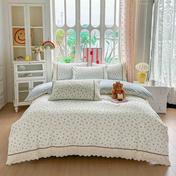 Lenjerie pat dublu  - bumbac 100 % , 4 piese, Cearceaf cu elastic , Model Flori ALbastre si Dantela