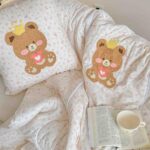 Pilotă pentru copii 2 în 1, 100% Bumbac, Transformabilă în Pernă – 150 x 200 cm, Crem cu Roz, Model Ursuleț cu Coroniță - imagine 2