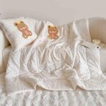 Pilotă pentru copii 2 în 1, 100% Bumbac, Transformabilă în Pernă – 150 x 200 cm, Crem cu Roz, Model Ursuleț cu Coroniță - imagine 3