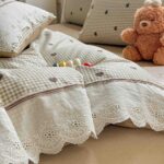 Lenjerie pat dublu  - bumbac 100 % , 4 piese, Cearceaf cu elastic , Bej cu Inimioare si Dantela - imagine 4