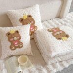 Pilotă pentru copii 2 în 1, 100% Bumbac, Transformabilă în Pernă – 150 x 200 cm, Crem cu Roz, Model Ursuleț cu Coroniță - imagine 4