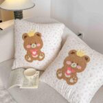 Pilotă pentru copii 2 în 1, 100% Bumbac, Transformabilă în Pernă – 150 x 200 cm, Crem cu Roz, Model Ursuleț cu Coroniță - imagine 5