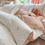 Lenjerie pat dublu  - bumbac 100 % , 4 piese, Cearceaf cu elastic , Alb-Roz cu Florala cu Catelusi si Dantela - imagine 2