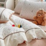 Lenjerie pat dublu  - bumbac 100 % , 4 piese, Cearceaf cu elastic , Alb-Roz cu Florala cu Catelusi si Dantela - imagine 4