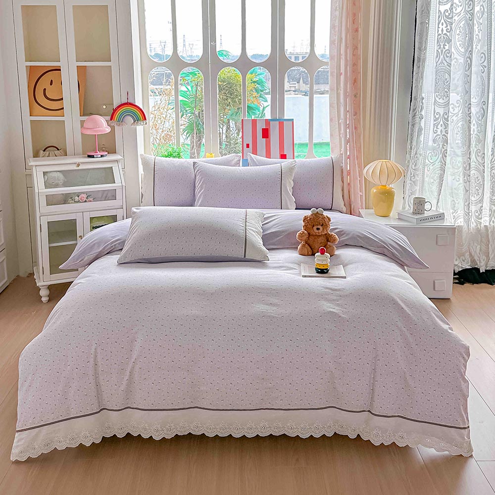5.1-2.jpg Lenjerie pat dublu - bumbac 100 % , 4 piese, Cearceaf cu elastic , Lila cu Flori Delicate si Dantela - imagine 1