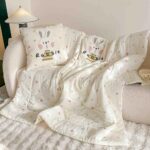 Pilotă pentru copii și bebeluși 2 în 1, 100% Bumbac, Transformabilă în Pernă – 100 x 145 cm,  model cu Iepuraș, Crem Multicolor