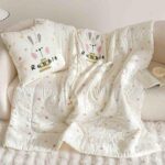 Pilotă pentru copii și bebeluși 2 în 1, 100% Bumbac, Transformabilă în Pernă – 100 x 145 cm,  model cu Iepuraș, Crem Multicolor - imagine 2