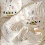 Pilotă pentru copii și bebeluși 2 în 1, 100% Bumbac, Transformabilă în Pernă – 100 x 145 cm,  model cu Iepuraș, Crem Multicolor - imagine 3