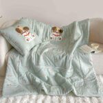 Pilotă pentru copii și bebeluși 2 în 1, 100% Bumbac, Transformabilă în Pernă – 100 x 145 cm,  model cu Cățeluș, Verde Mentă