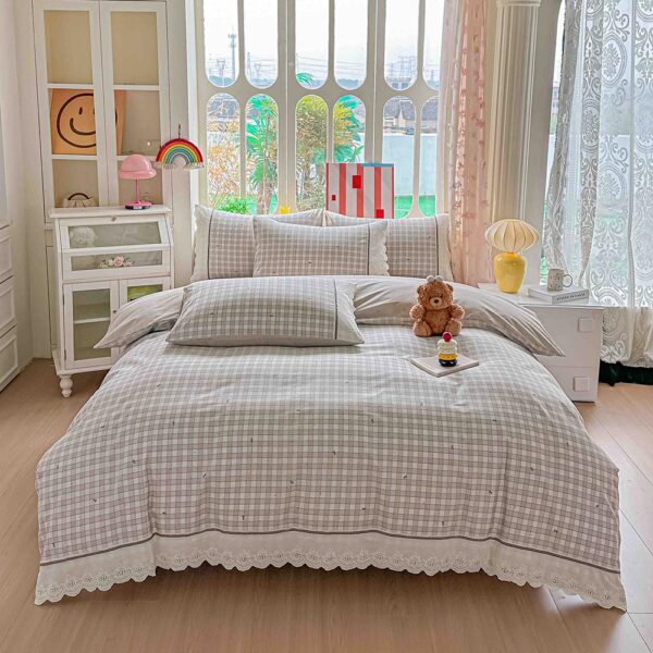 Lenjerie pat dublu  - bumbac 100 % , 4 piese, Cearceaf cu elastic , Crem cu Carouri si Dantela